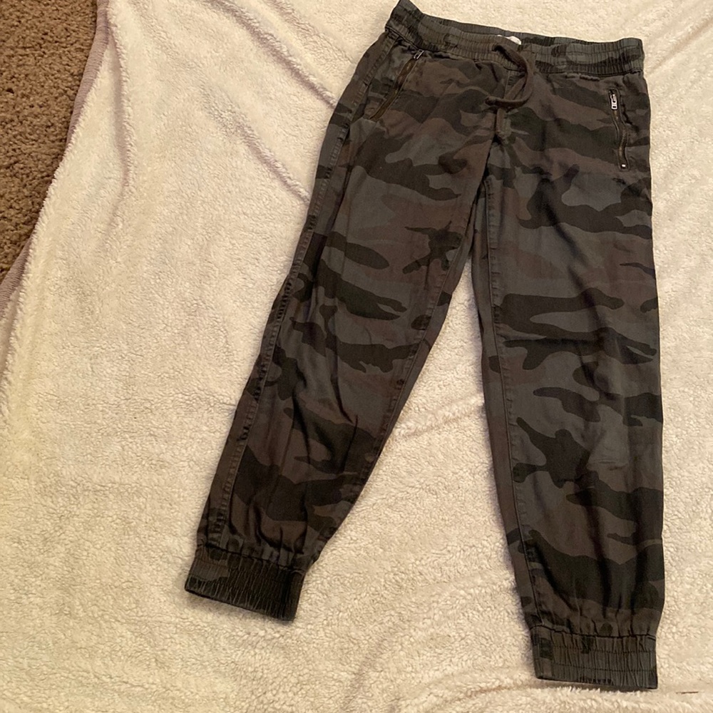 Aritzia TNA camo  joggers